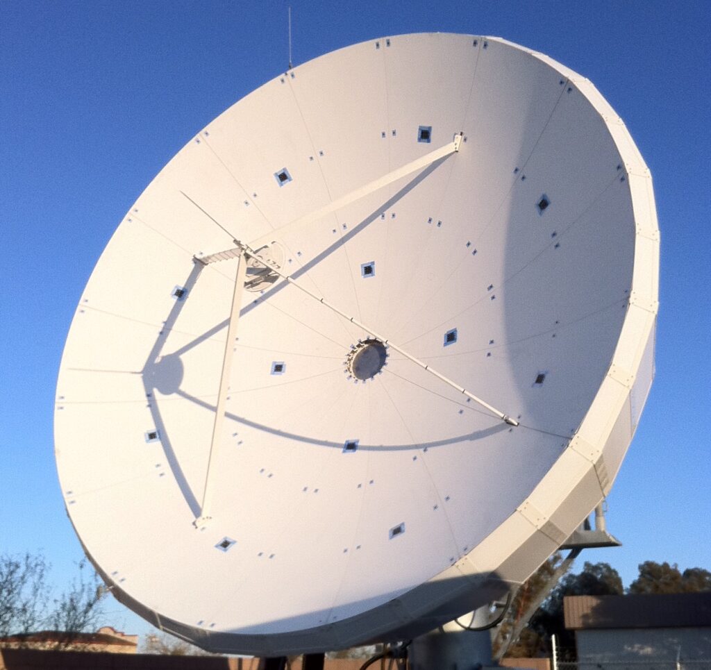 Large earth station antenna fitted with photogrammetry targets for surface alignment