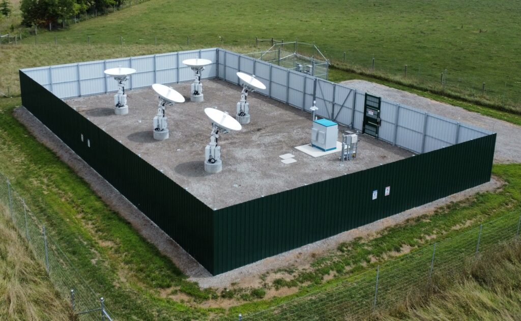Array of LEO gateway antennas on a ground station site